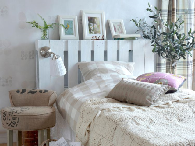 Tête de lit en bois blanc