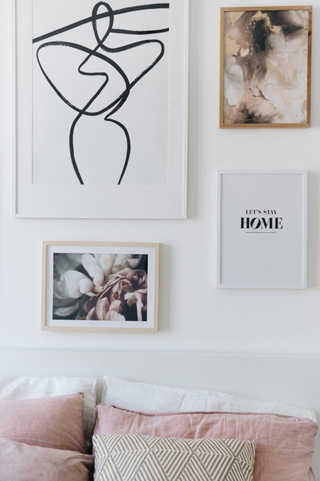 série de tableaux aux murs dans salon