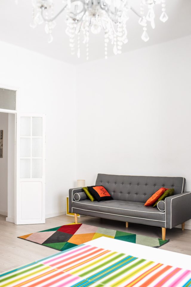 canapé cuir et tapis coloré dans salon
