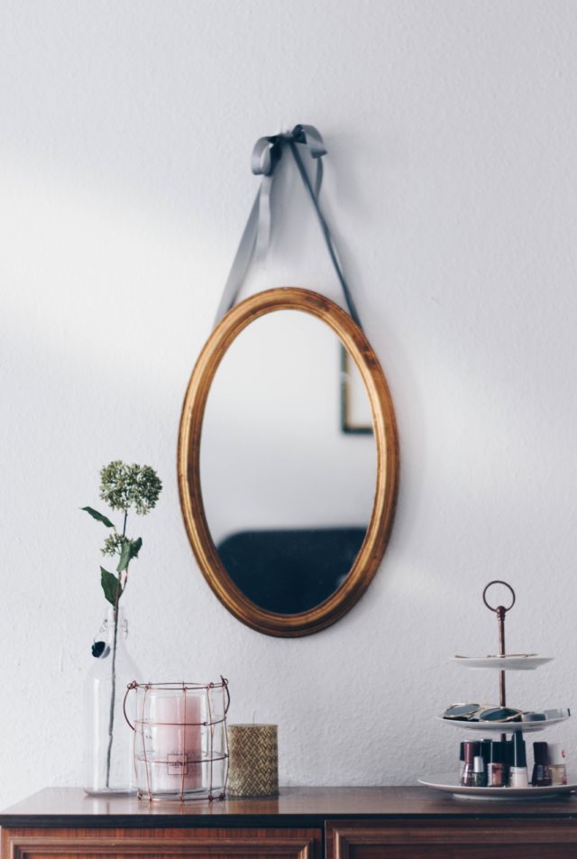 salon avec miroir